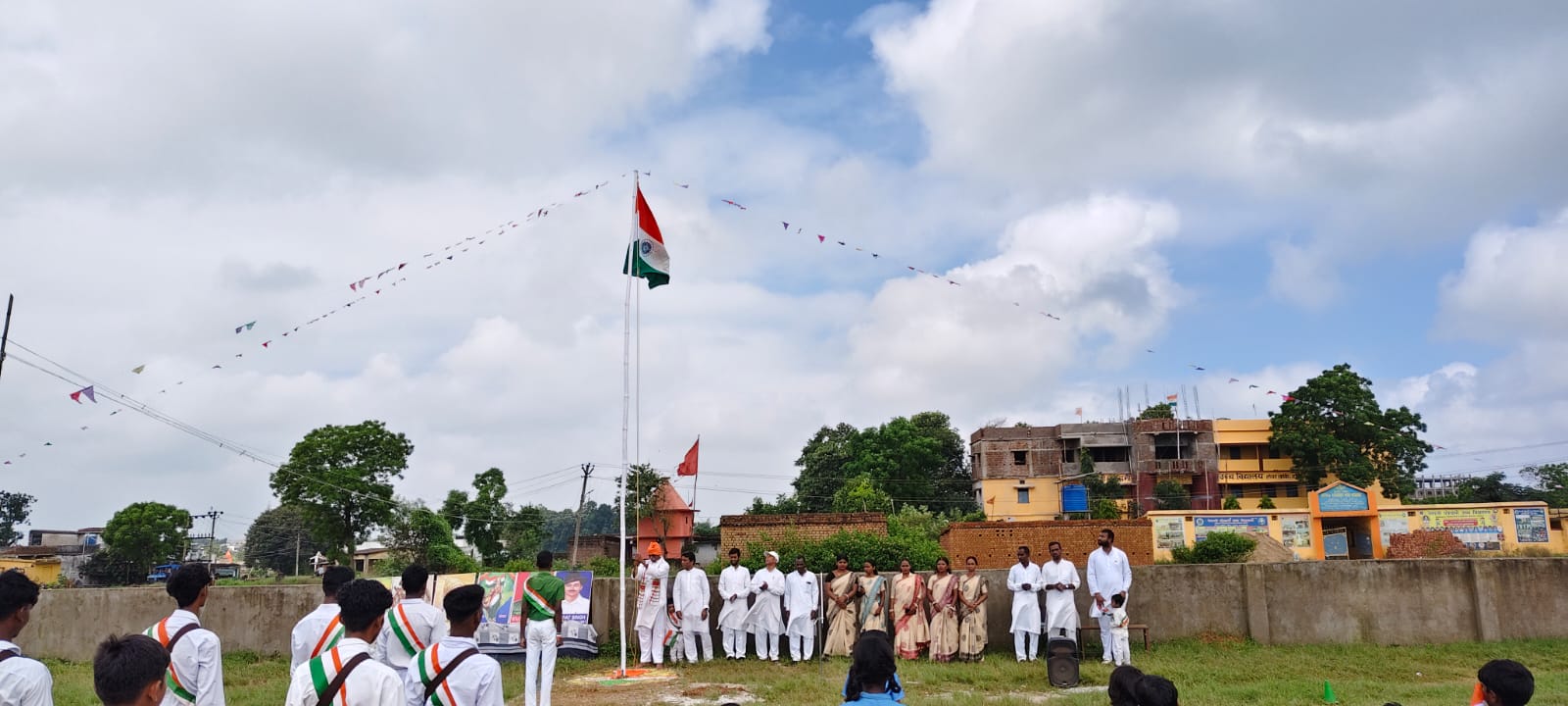 तोलन के मौके पर मौजूद अतिथि सहित अन्य