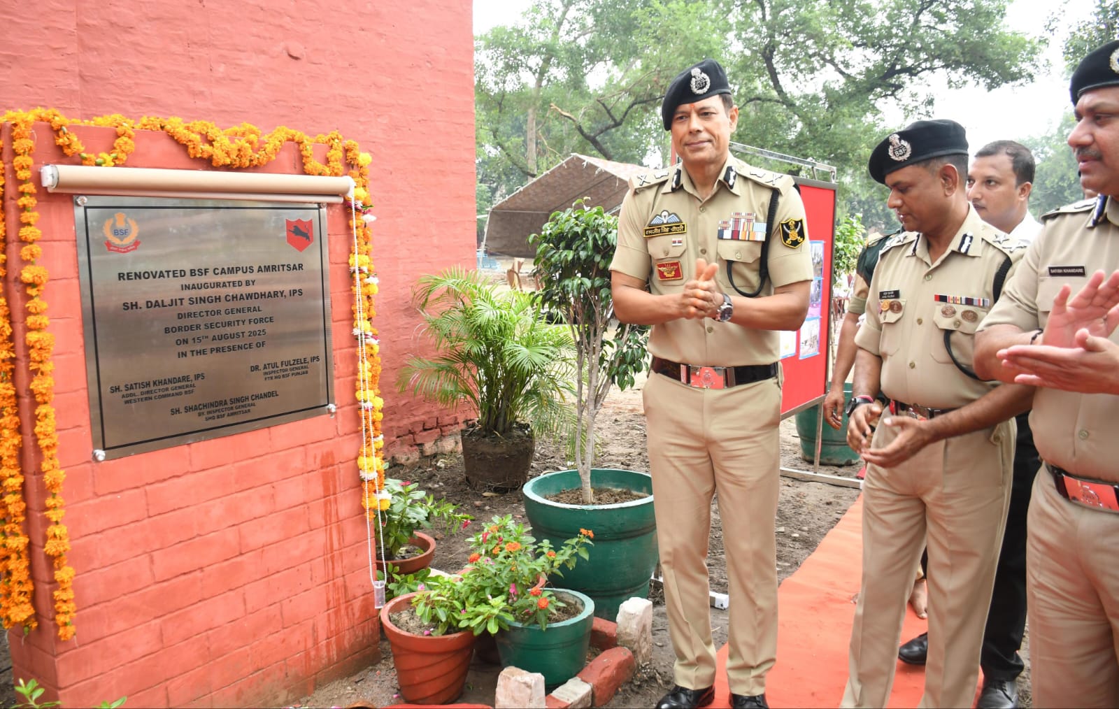 बीएसएफ के महानिदेशक अमृतसर में कैंप का उदघाटन करते हुए