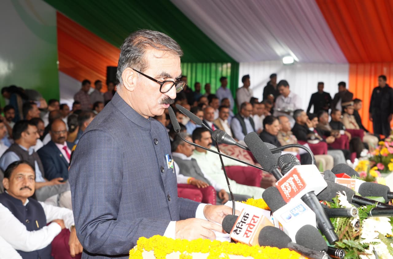 राज्य स्तरीय स्वतंत्रता दिवस के अवसर पर मंडी के सरकाघाट में जनसभा को संबोधित करते हुए मुख्यमंत्री।
