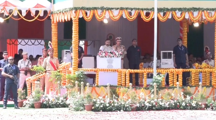 असमः गुवाहाटी के खानापाड़ा स्थित पशु चिकित्सा महाविद्यालय के खेल मैदान में स्वतंत्रता दिवस समारोह को संबोधित करते मुख्यमंत्री डॉ. हिमंत बिस्व सरमा असमः गुवाहाटी के खानापाड़ा स्थित पशु चिकित्सा महाविद्यालय के खेल मैदान में स्वतंत्रता दिवस समारोह को संबोधित करते मुख्यमंत्री डॉ. हिमंत बिस्व सरमा