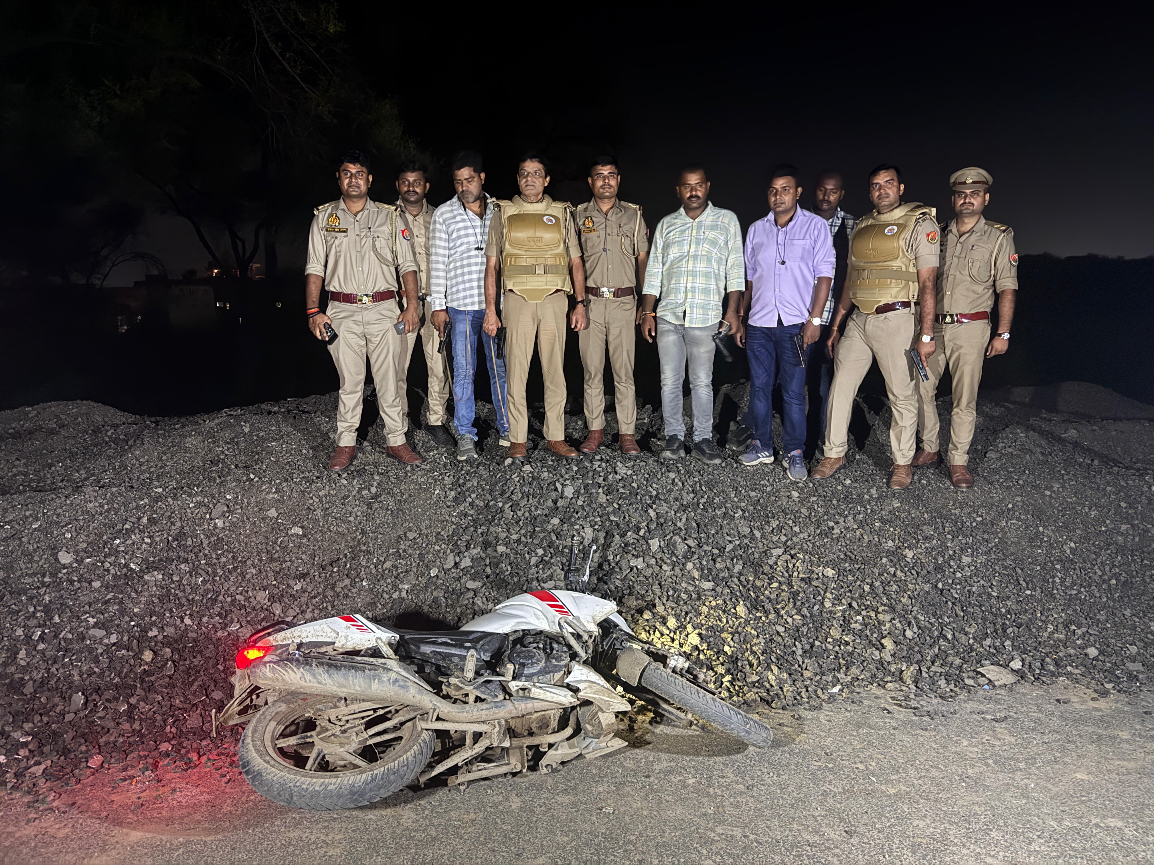 मुठभेड़ स्थल पर पुलिस टीम