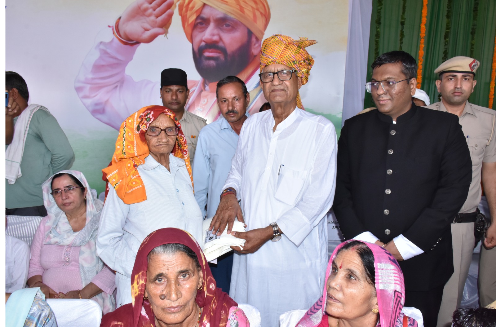 झज्जर में आयोजित समारोह में युद्ध वीरांगनाओं को सम्मानित करते मुख्य अतिथि सांसद रामचंद्र