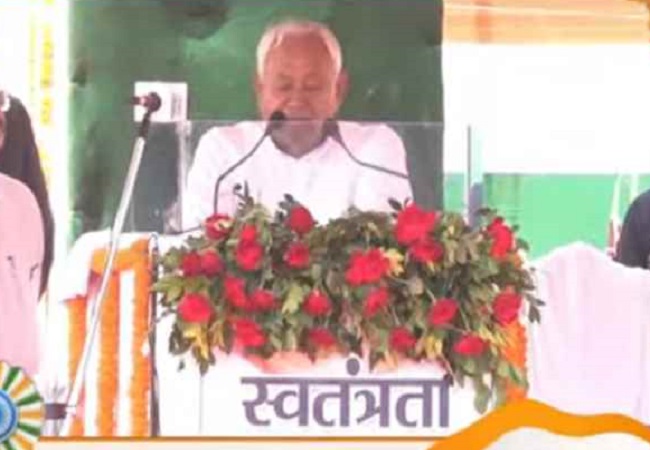 मुख्यमंत्री नीतीश कुमार झंडाेतलन करते