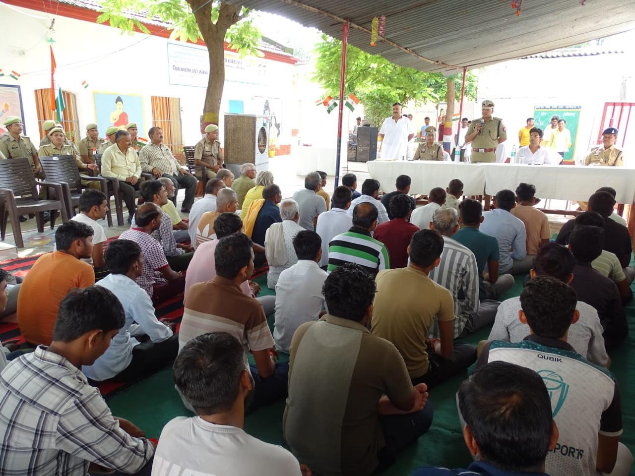 संवाद करते जेल अधीक्षक