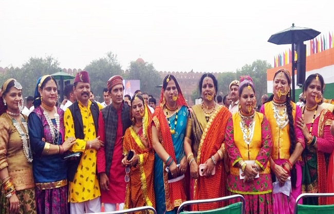 उत्तराखंड प्रवासियों का दल स्वतंत्रता दिवस के अवसर पर नई दिल्ली स्थित लाल किले में आयोजित कार्यक्रम में। उत्तराखंड प्रवासियों का दल स्वतंत्रता दिवस के अवसर पर नई दिल्ली स्थित लाल किले में आयोजित कार्यक्रम में।