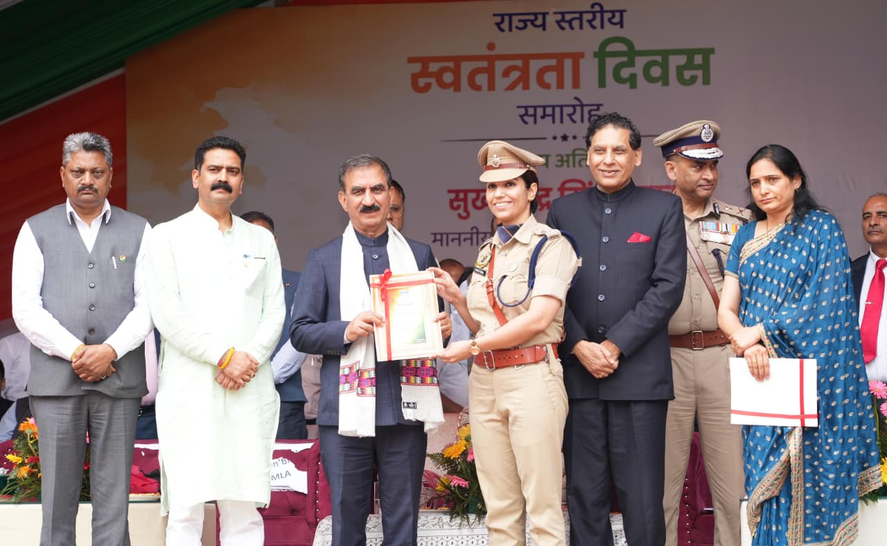 राज्य स्तरीय स्वतंत्रता दिवस के अवसर एसपी मंडी को सम्मानित करते हुए मुख्यमंत्री।