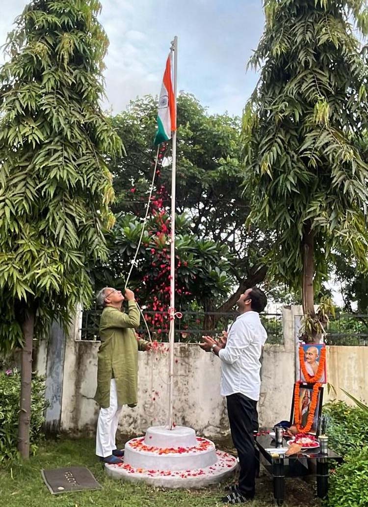 छत्तीसगढ़ राज्य खाद्य आयोग के अध्यक्ष संदीप शर्मा ध्वजाराेहण करते हुए