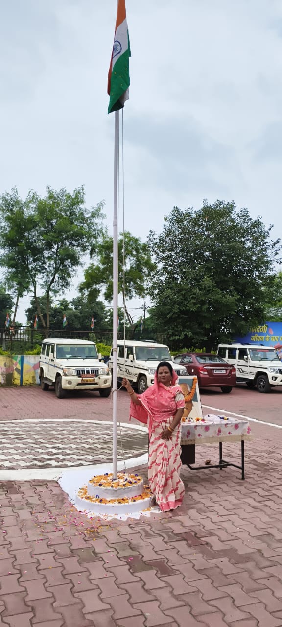 जिला पंचायत कार्यालय में जिपं. अध्यक्ष ने फहराया झंडा