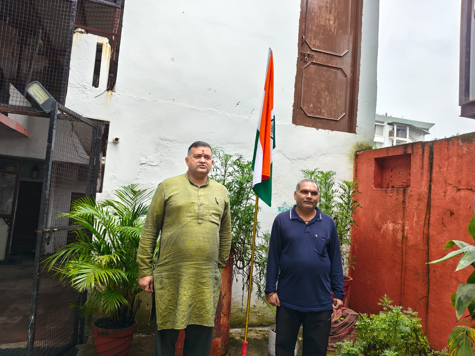 देहरादून स्थित विश्व संवाद केंद्र पर ध्वजारोहण कार्यक्रम।