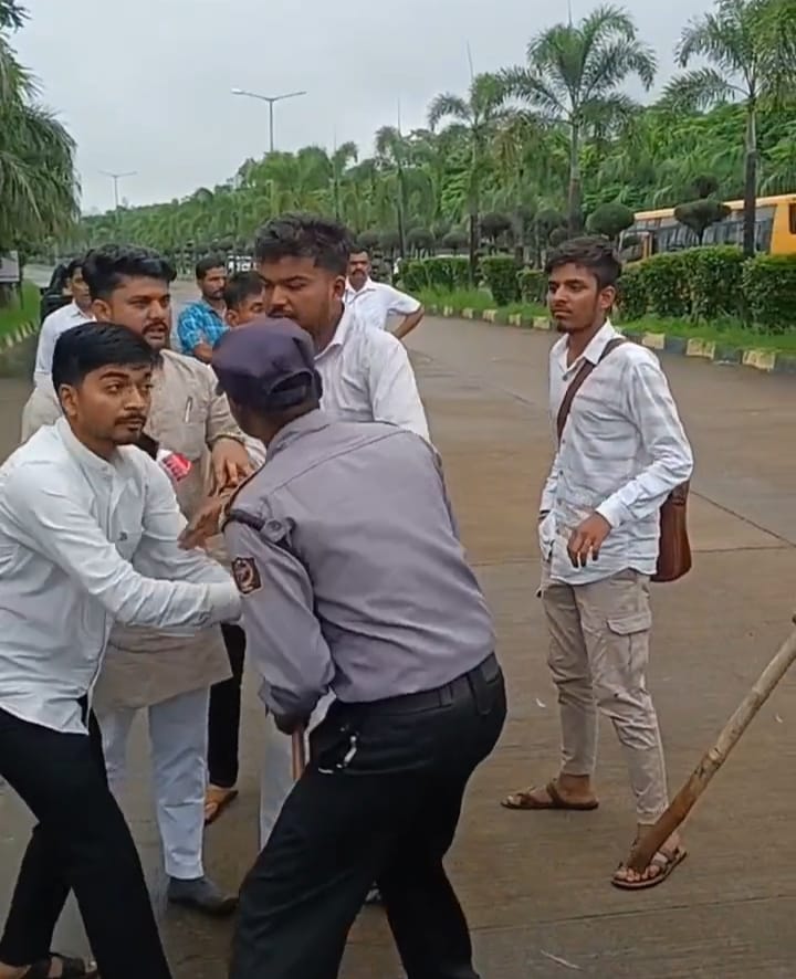 सुरक्षा बल से छीनाछपटी करते बाहरी तत्व