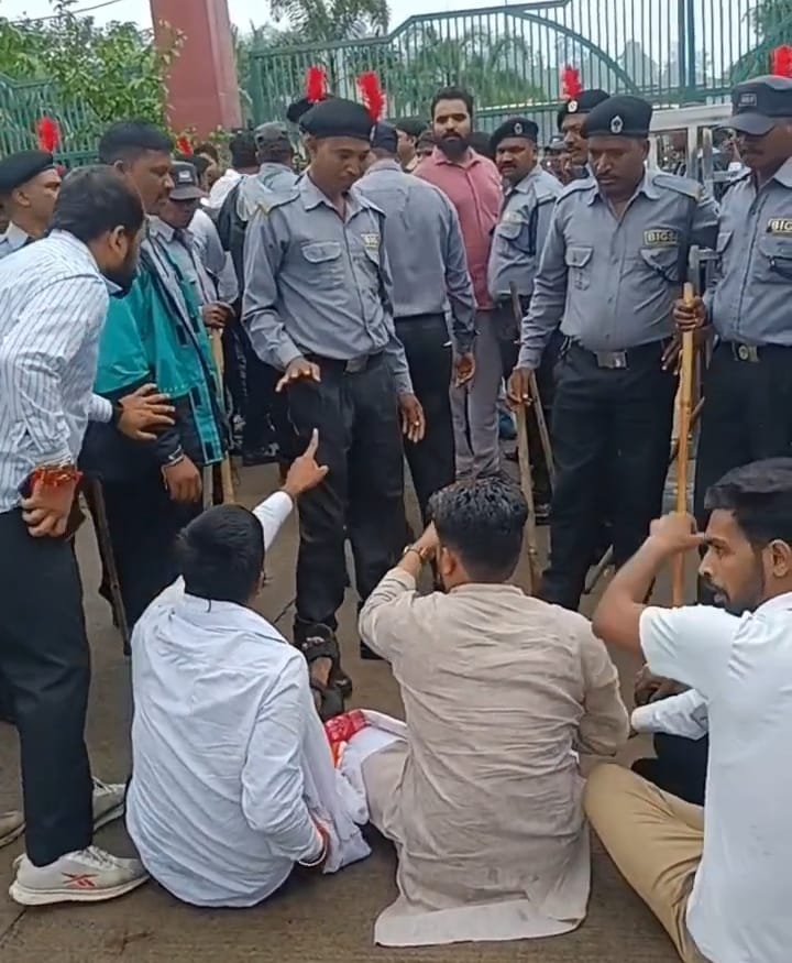 धरना देते