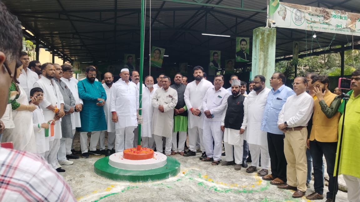 झंडोत्तोलन करते खटालवासी