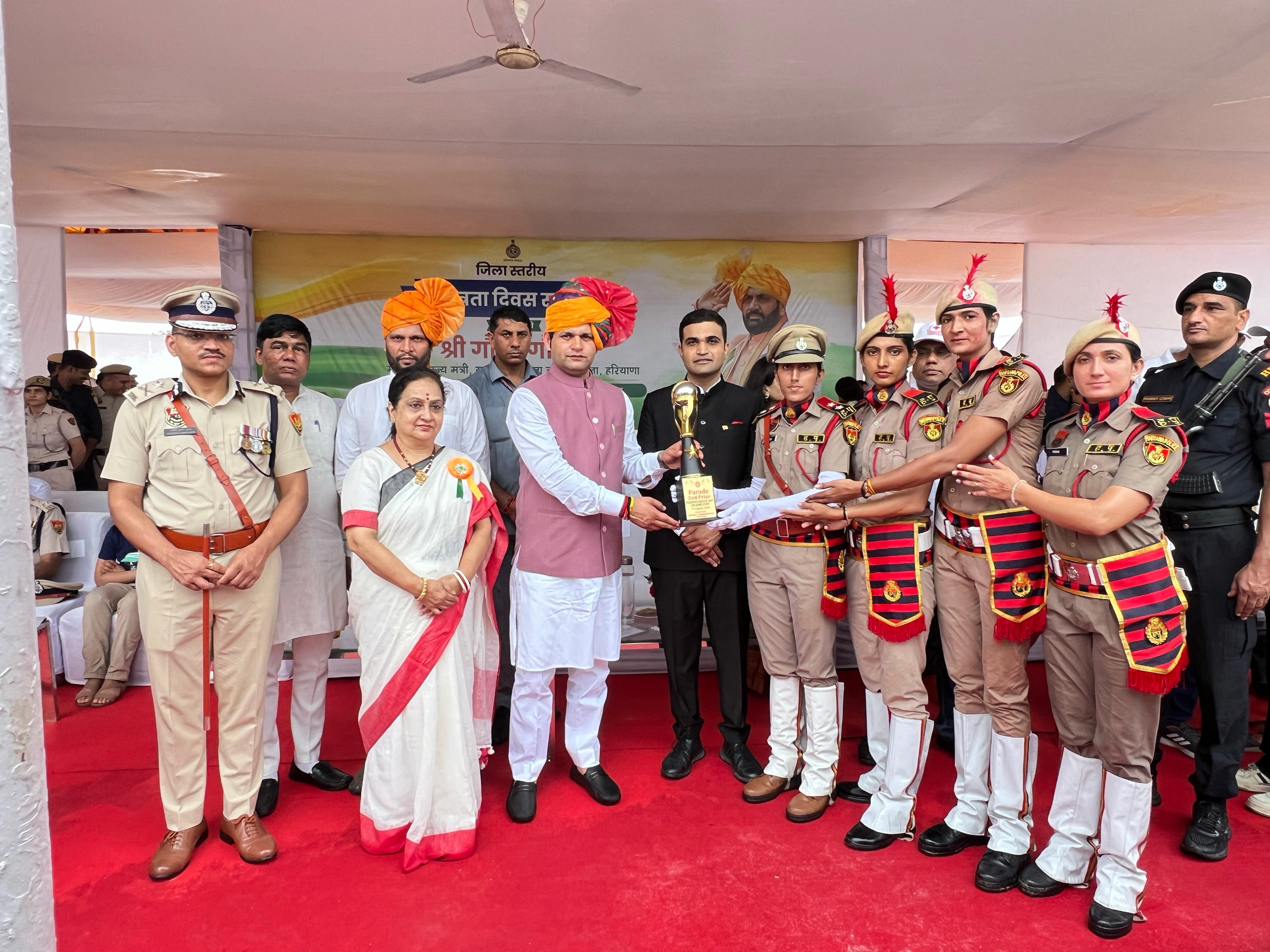 हरियाणा के खेल मंत्री गौरव गौतम महिला प्लाटून परेड को सम्मानित करते हुए