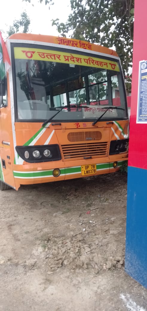दुर्घटना के बाद थाने में खड़ी रोडवेज बस दुर्घटना के बाद थाने में खड़ी रोडवेज बस