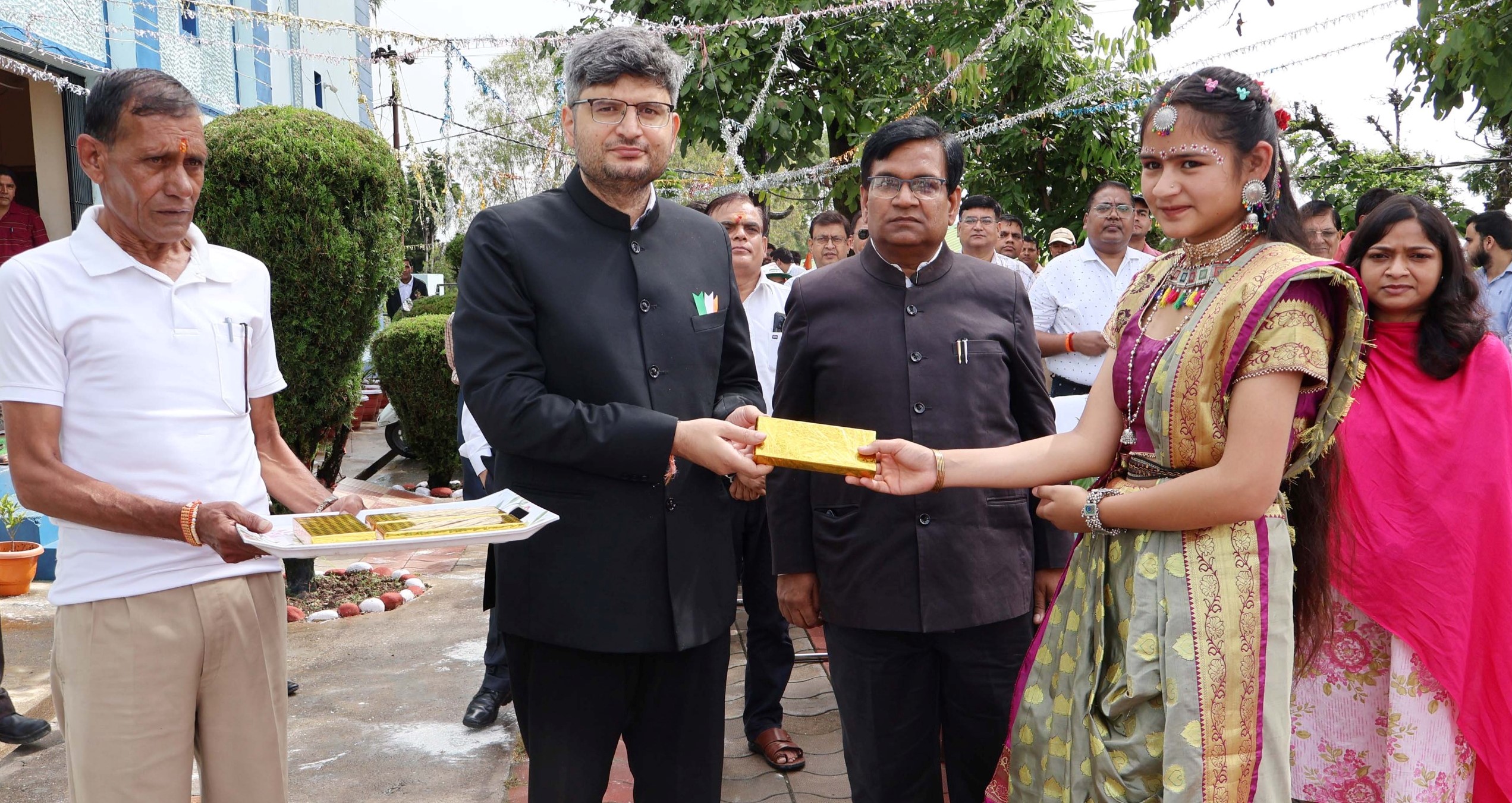 स्वतंत्रता दिवस पर गोपेश्वर में आयोजित कार्यक्रम में प्रतिभाग करने वाले बच्चों को पुरस्कृत करते हुए डीएम संदीप तिवारी।
