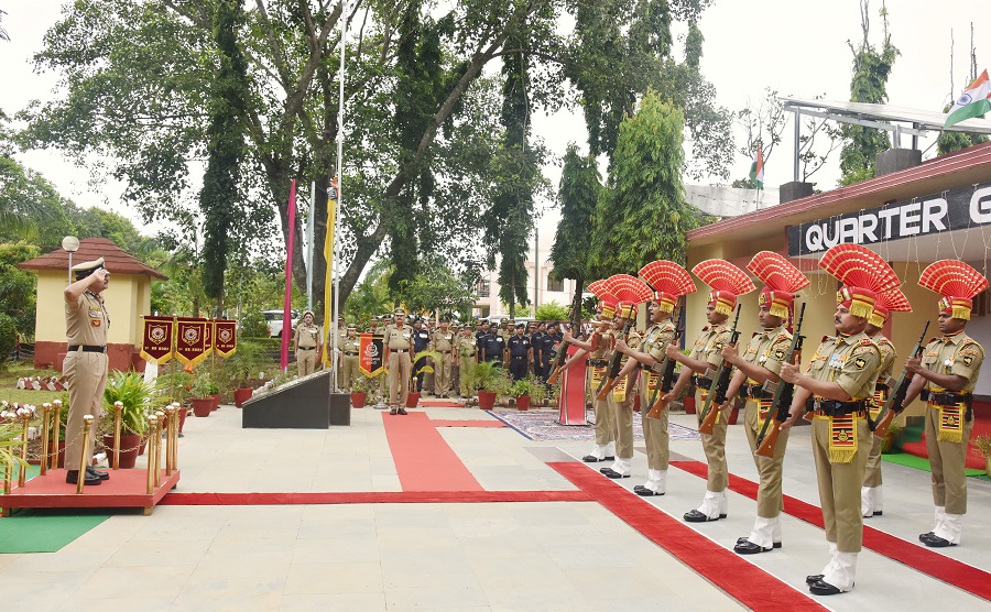 असमः गुवाहाटी के पांटगांव स्थित बीएसएफ गुवाहाटी फ्रंटियर मुख्यालय में आयोजित स्वतंत्रता दिवस का दृश्य