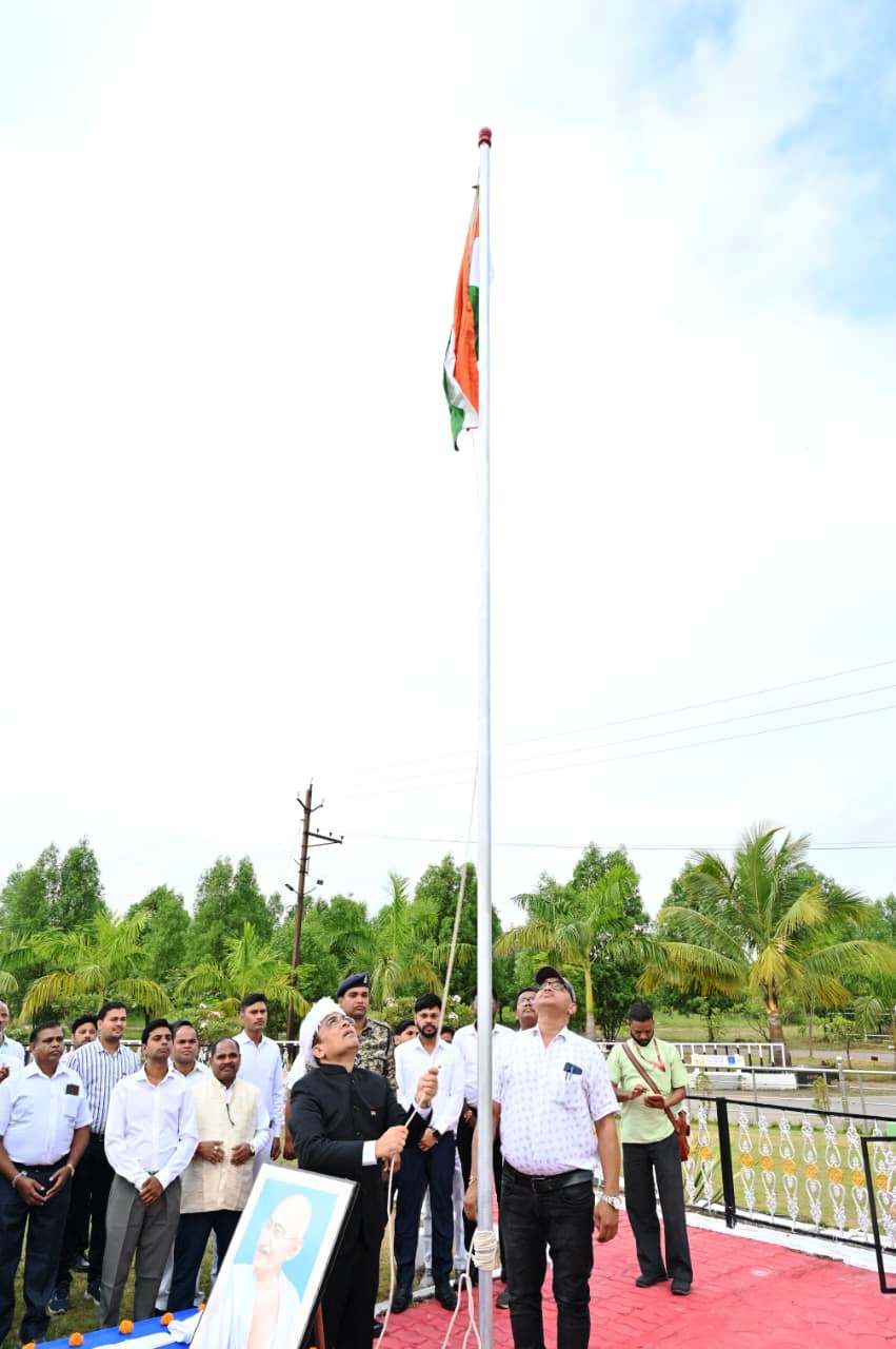 जांजगीर कलेक्टर जन्मेजय महोबे ने कलेक्टोरेट कार्यालय में किया ध्वजारोहण जांजगीर कलेक्टर जन्मेजय महोबे ने कलेक्टोरेट कार्यालय में किया ध्वजारोहण