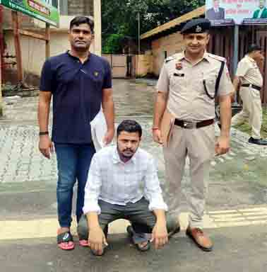 पुलिस की गिरफ्त में आरोपी