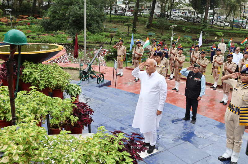 शहीदों को श्रद्धांजलि देते हुए कृषि मंत्री। शहीदों को श्रद्धांजलि देते हुए कृषि मंत्री।