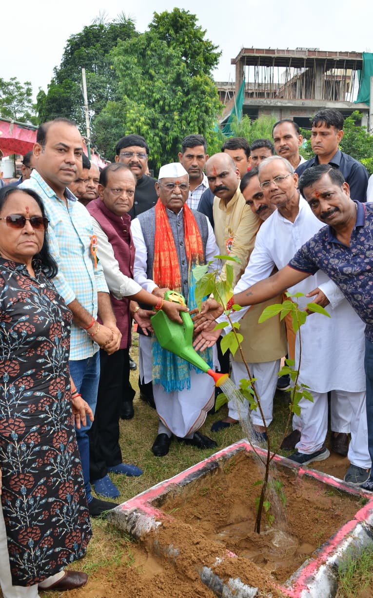 राज्यपाल ने माल्यार्पण कर बाबा साहेब डॉ.भीमराव आंबेडकर की स्मृति को नमन किया