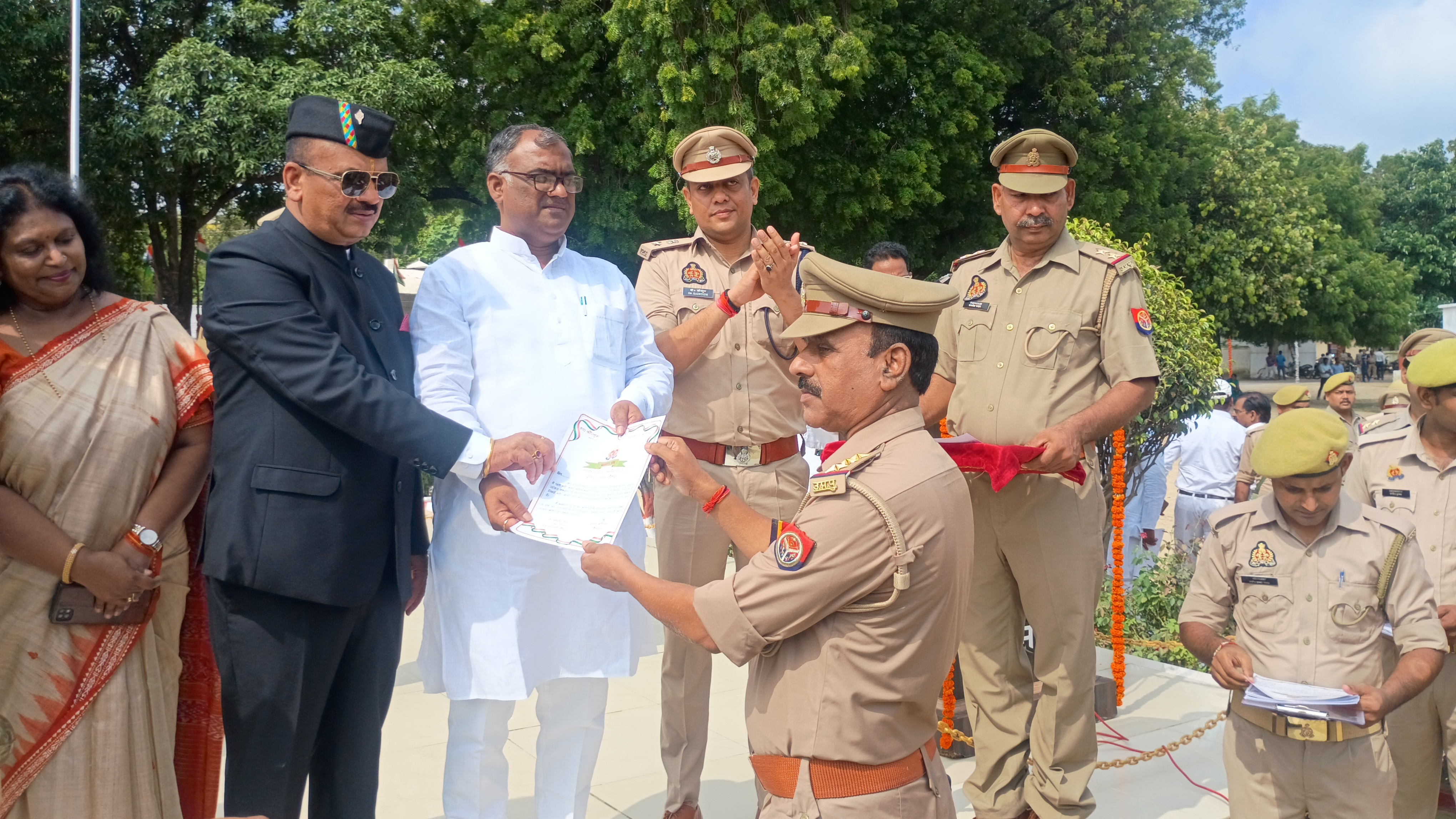 राज्य मंत्री गिरीश चंद्र यादव पुलिस के जवानों को सम्मानित करते हुए