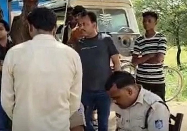 घटना की जांच करती हुई पुलिस