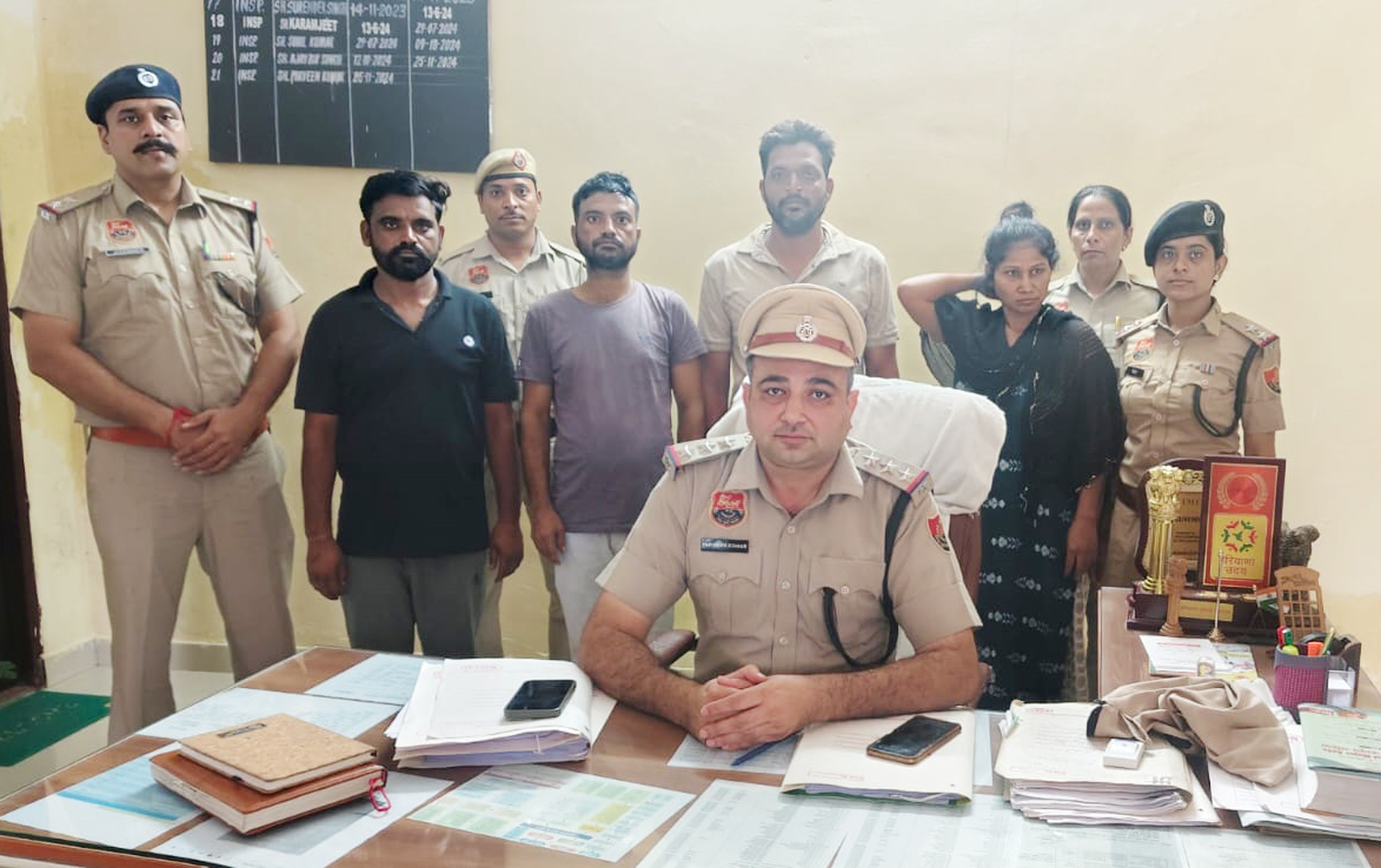 गुरुग्राम पुलिस की गिरफ्त में युवक का सिर काटकर हत्या करने के आरोपी। गुरुग्राम पुलिस की गिरफ्त में युवक का सिर काटकर हत्या करने के आरोपी।
