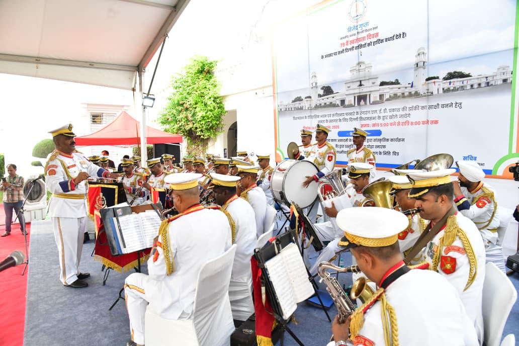 दिल्ली विधानसभा में 79वें स्वतंत्रता दिवस पर आयोजित समारोह में बीएसएफ बैंड प्रस्तुती देते हुए।