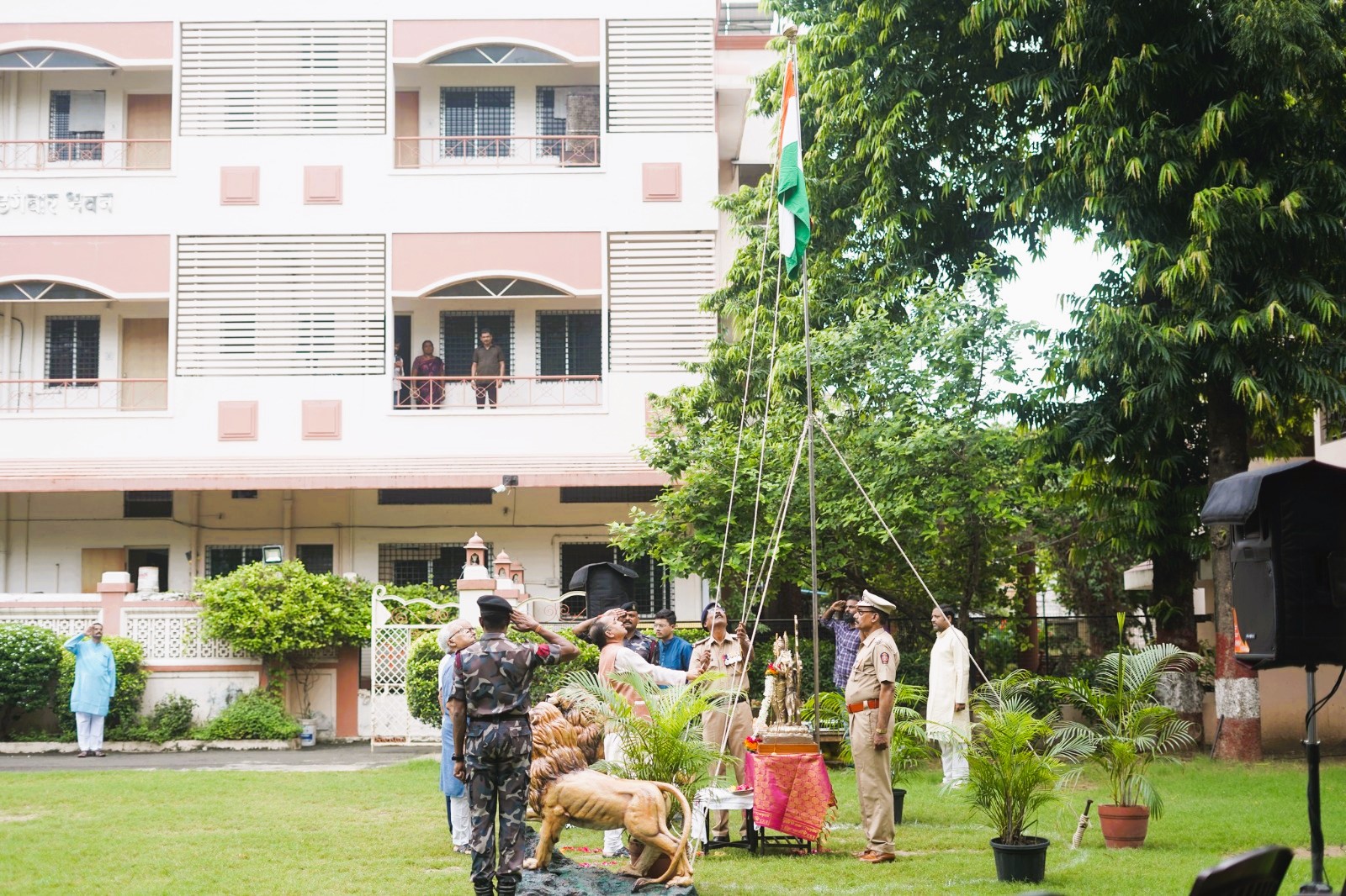 संघ मुख्यालयात झेंडा वंदन करताना राजेश लोया