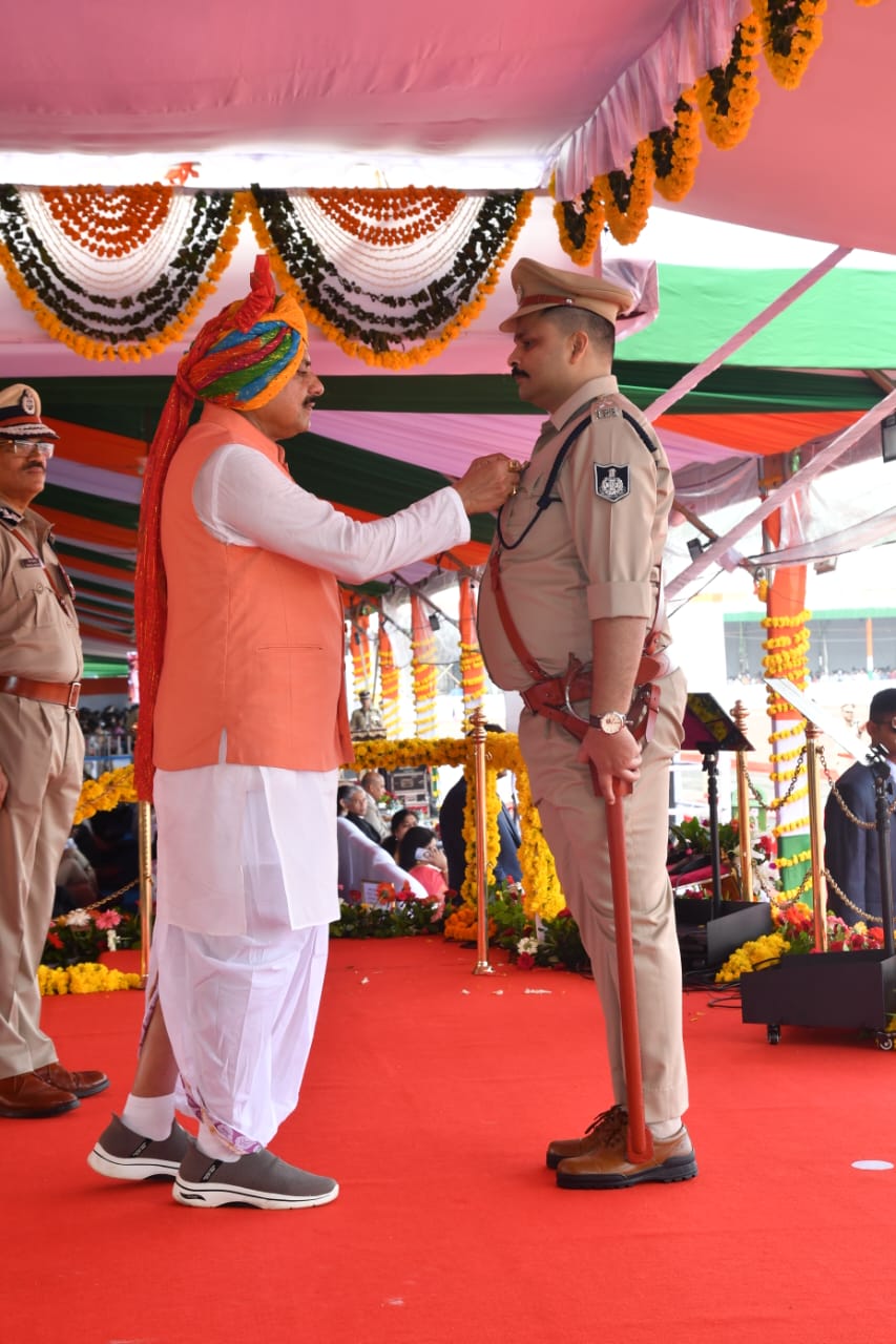 राष्ट्रपति वीरता पदक से मुख्यमंत्री से सम्मानित  हाेते एसपी