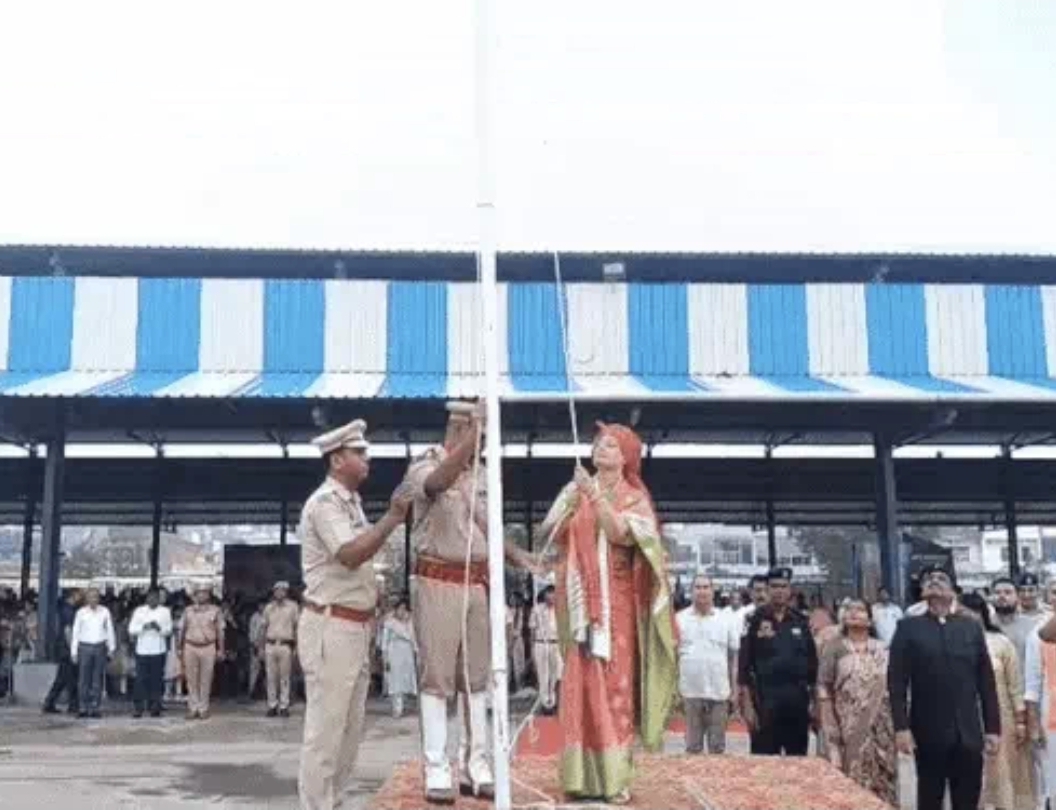 स्वतंत्रता दिवस समारोह में मुख्यातिथि सांसद रेखा शर्मा ध्वजारोहण करते हुए। स्वतंत्रता दिवस समारोह में मुख्यातिथि सांसद रेखा शर्मा ध्वजारोहण करते हुए।