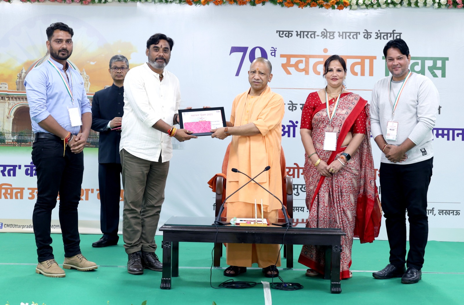 कलाकारों को सम्मानित करते सीएम योगी