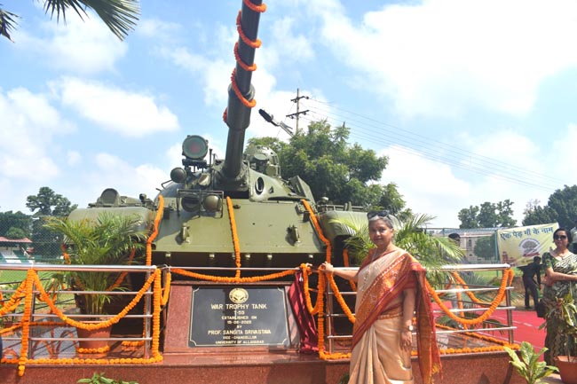 लोकार्पण करती कुलपति