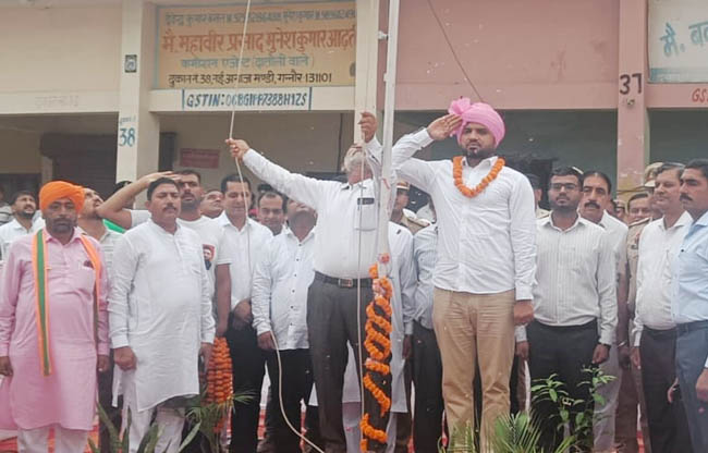 गन्नौर में स्वतंत्रता दिवस पर विधायक देवेंद्र कादियान परेड  की सलामी लेते हुए