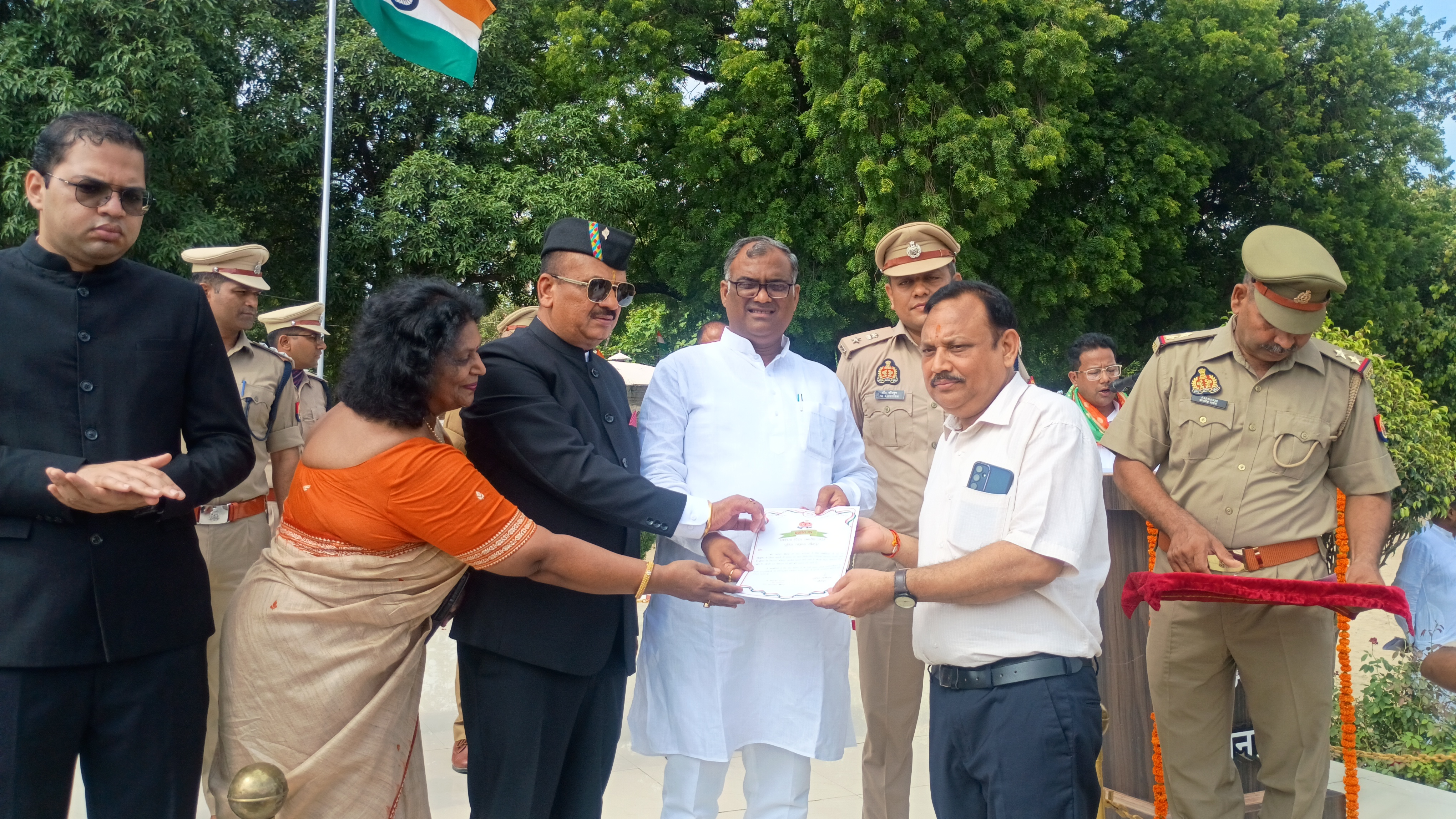 हॉस्पिटल में बेहतर प्रदर्शन करने वाले फार्मासिस्ट को सम्मानित करते हुए जिलाधिकारी डॉ दिनेश चंद्र सिंह एवं राज्य मंत्री गिरीश चंद्र यादव