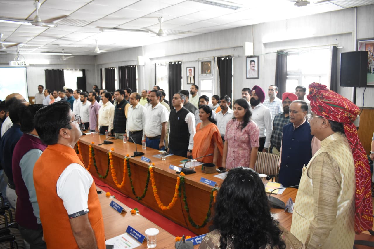 सीयू में स्वतंत्रता दिवस के मौके पर आयोजित कार्यक्रम में राष्ट्रगान गाते हुए।