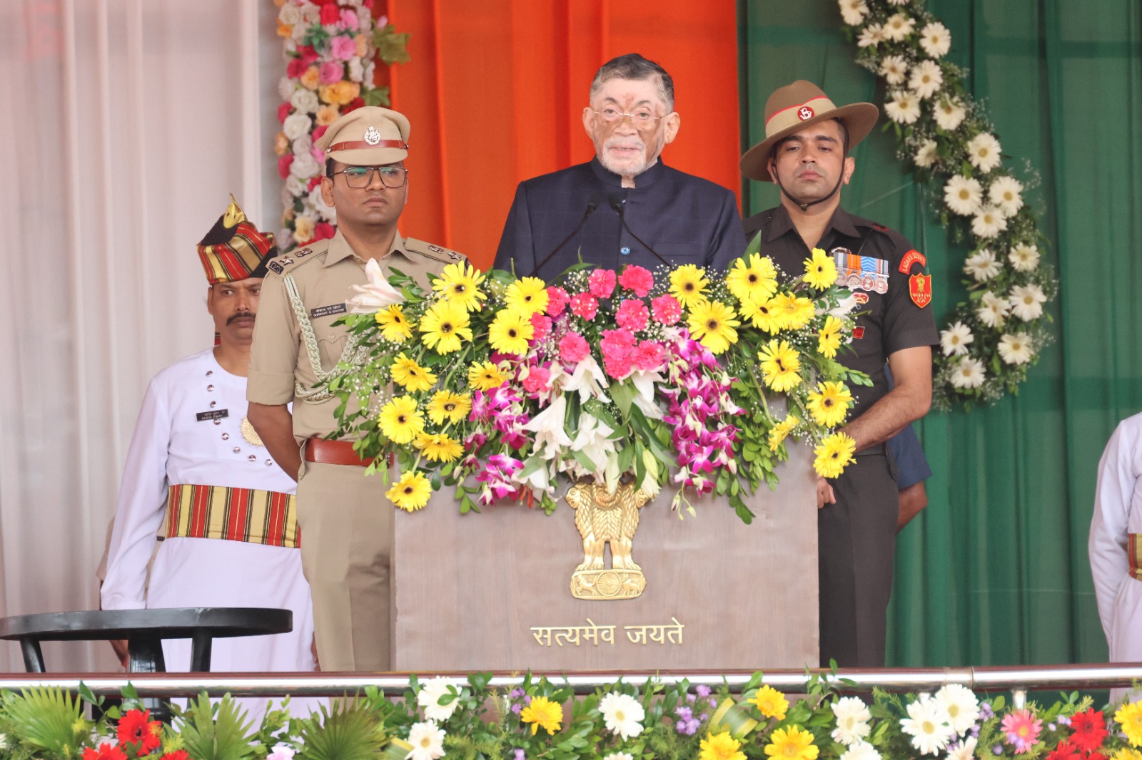 राज्यपाल समारोह को संबोधित करते हुए