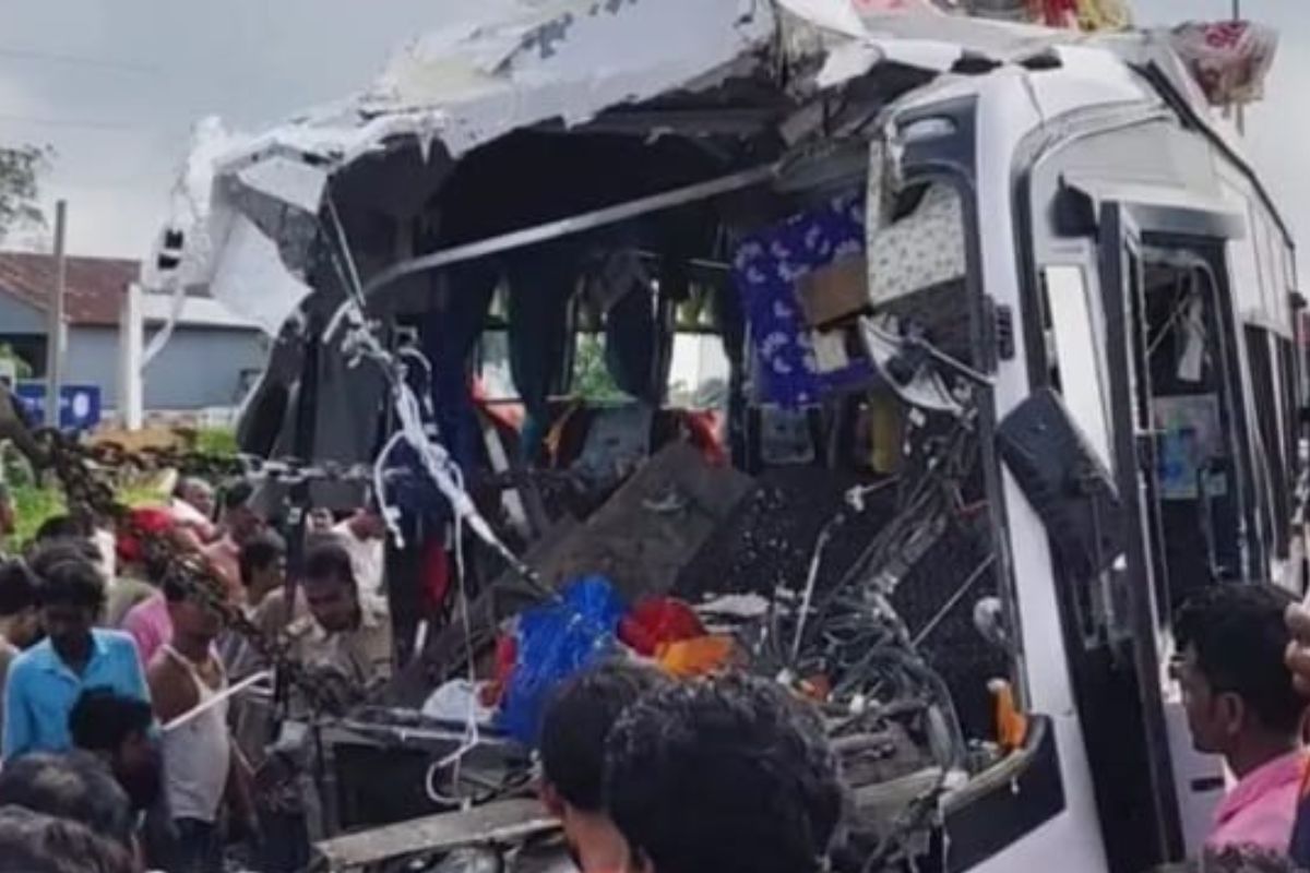 दुर्घटनाग्रस्त बस