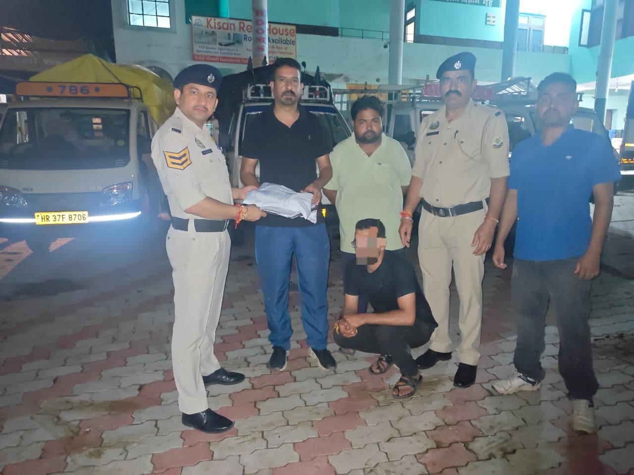 नाहन में चौपाल निवासी 214 ग्राम चरस के साथ गिरफ्तार। नाहन में चौपाल निवासी 214 ग्राम चरस के साथ गिरफ्तार।