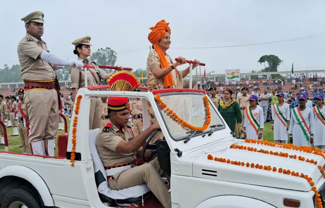 सोनीपत: गोहाना के शहीद मदन लाल धींगड़ा स्टेडियम में विधायक कृष्णा गहलावत परेड का निरीक्षण करते हुए