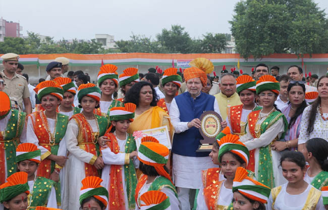 सोनीपत: स्वतंत्रता दिवस पर विशेष सम्मान प्रदान करते हुए डा. अरविंद शर्मा डा. रीटा शर्मा व मेयर राजीव जैन सोनीपत: स्वतंत्रता दिवस पर विशेष सम्मान प्रदान करते हुए डा. अरविंद शर्मा डा. रीटा शर्मा व मेयर राजीव जैन