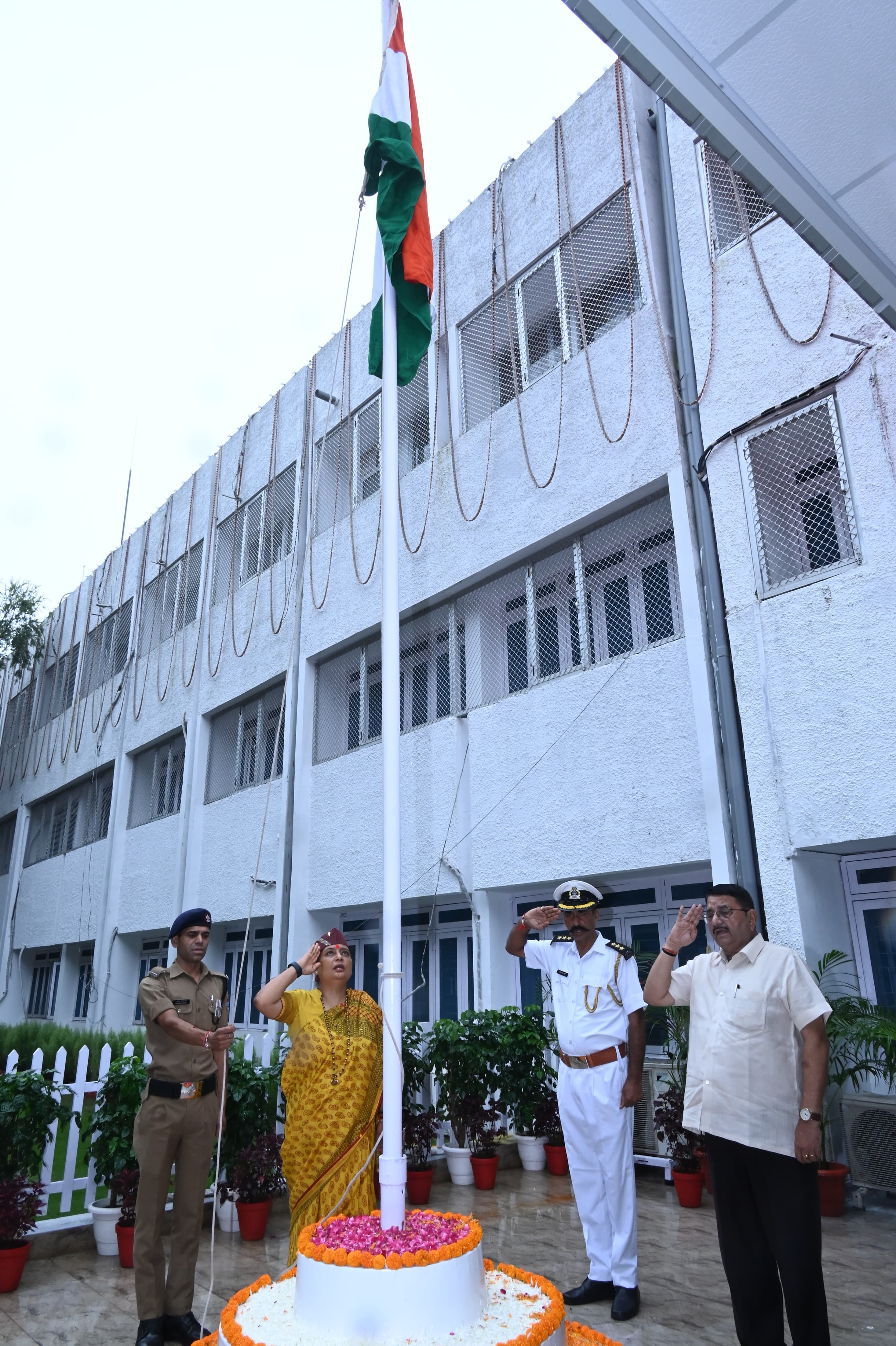 विधानसभा अध्यक्ष ऋतू खंडूड़ी भूषण देहरादून विधानसभा में ध्वज को सलामी देती विधानसभा अध्यक्ष ऋतू खंडूड़ी भूषण देहरादून विधानसभा में ध्वज को सलामी देती