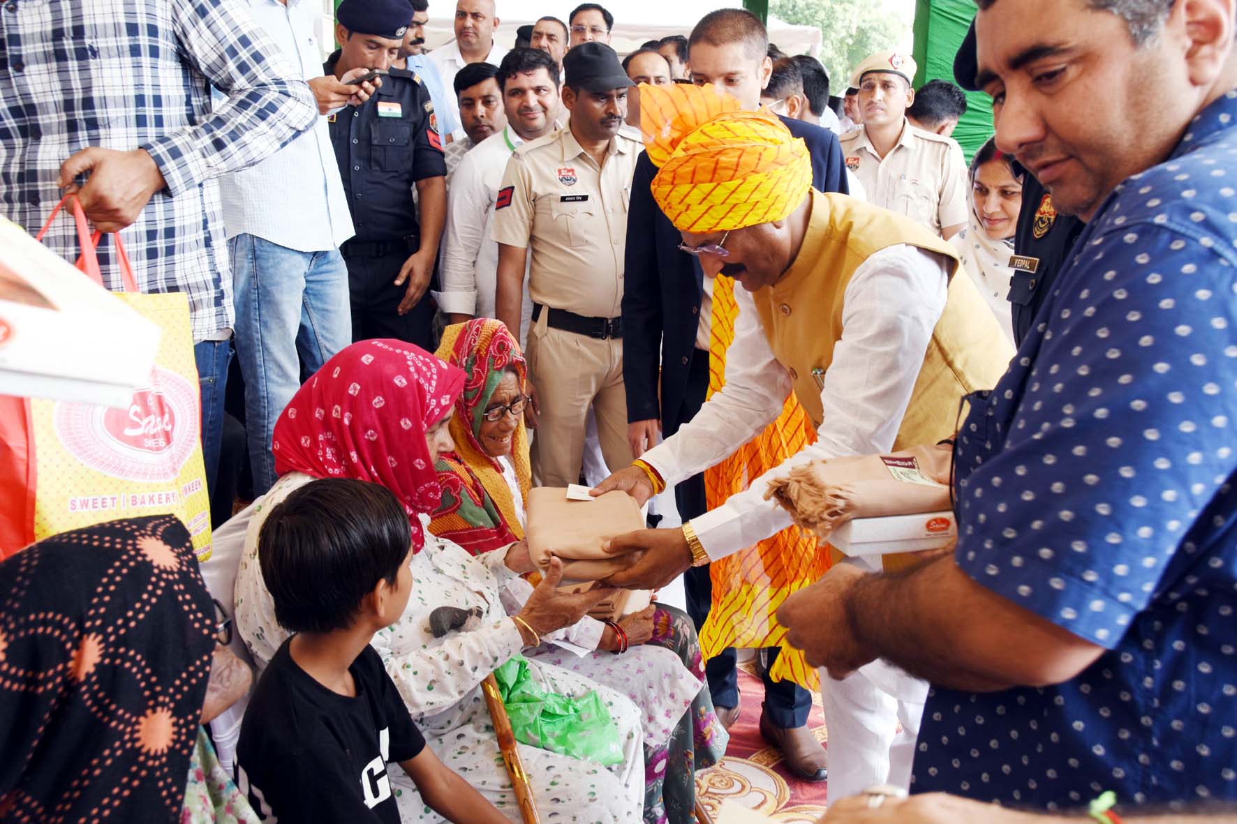 स्वतंत्रता दिवस समारोह के दौरान शहीदों के आश्रितों को सम्मानित करते कैबिनेट मंत्री कृष्ण कुमार बेदी।