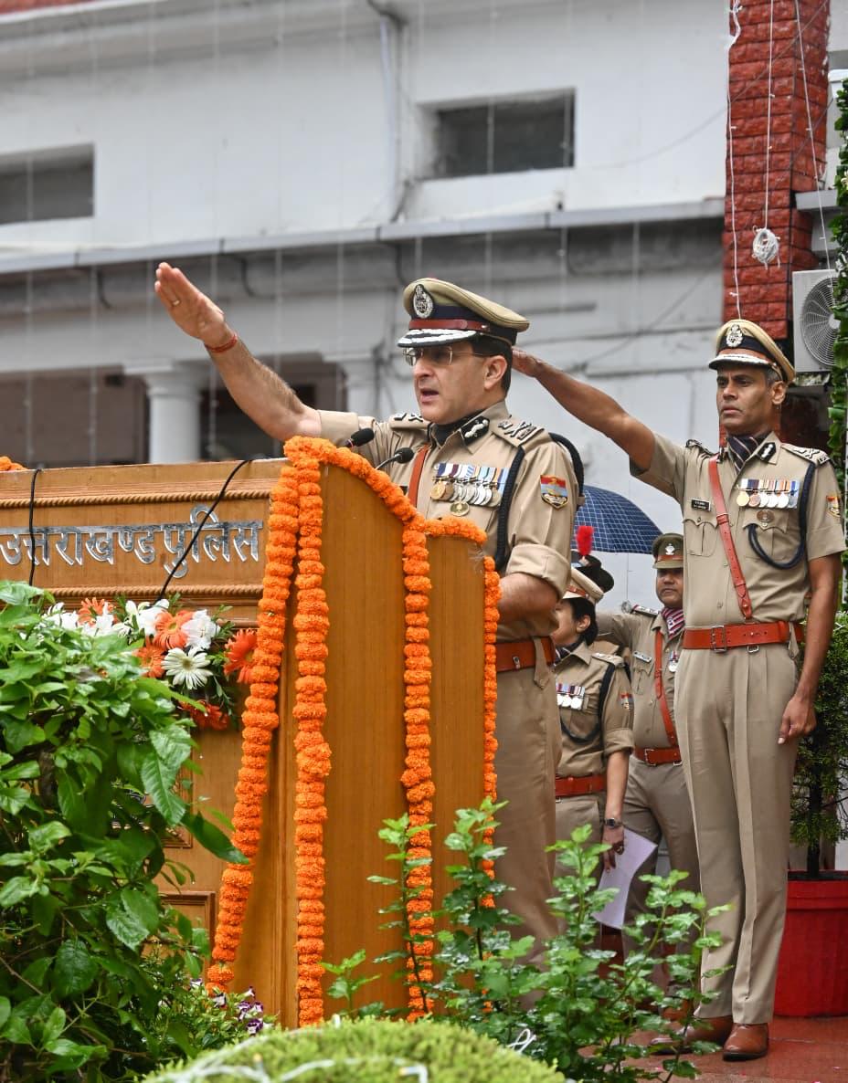 राष्ट्रीय एकता की शपथ दिलाते पुलिस महानिदेशक।