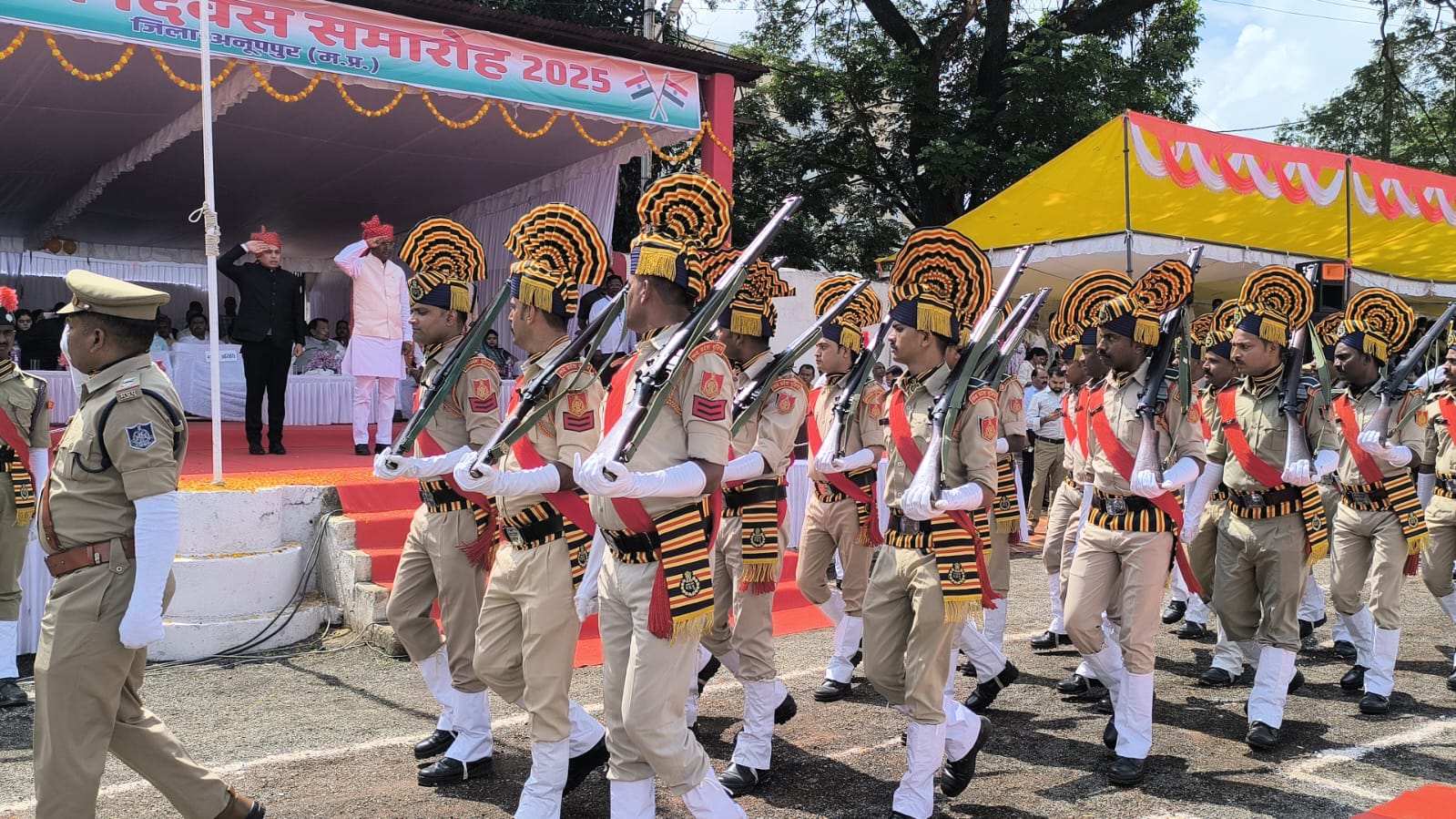 परेड की सलाती लेते प्रभारी मंत्री परेड की सलाती लेते प्रभारी मंत्री