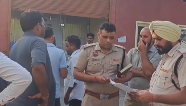 सिरसा के नागरिक अस्पताल में परिजनों के बयान दर्ज करती पुलिस।