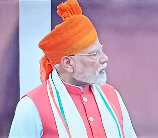 प्रधानमंत्री नरेंद्र मोदी लाल किले की प्राचीर से राष्ट्र को संबोधित करते हुए