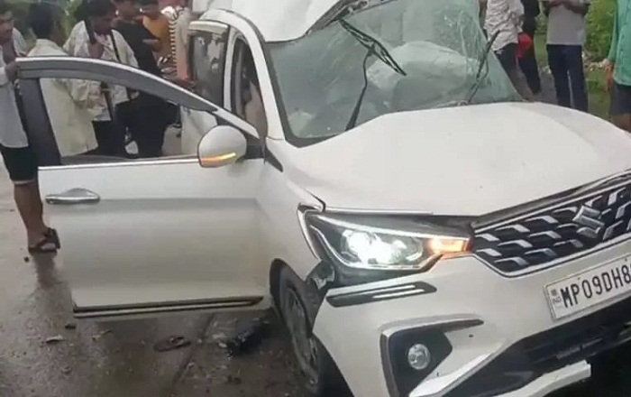 राजनांदगांव में सड़क हादसे में दुर्घटनाग्रस्त कार