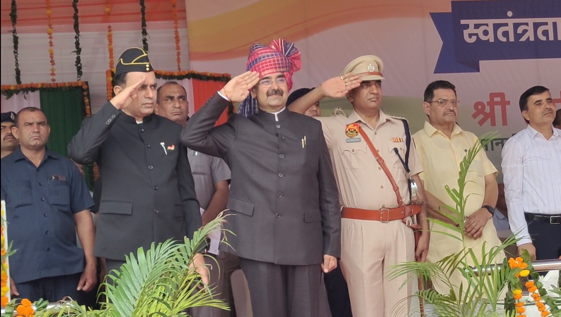 पानीपत के शिवाजी स्टेडियम में स्वतंत्रता दिवस पर परेड की सलामी लेते विधानसभा अध्यक्ष हरविंदर कल्याण साथ में उपायुक्त डॉ वीरेंद्र दहिया व पुलिस अधीक्षक भूपेंद्र सिंह। पानीपत के शिवाजी स्टेडियम में स्वतंत्रता दिवस पर परेड की सलामी लेते विधानसभा अध्यक्ष हरविंदर कल्याण साथ में उपायुक्त डॉ वीरेंद्र दहिया व पुलिस अधीक्षक भूपेंद्र सिंह।