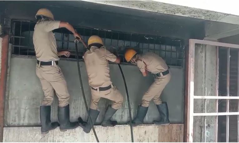आग बुझाती दमकल कर्मी
